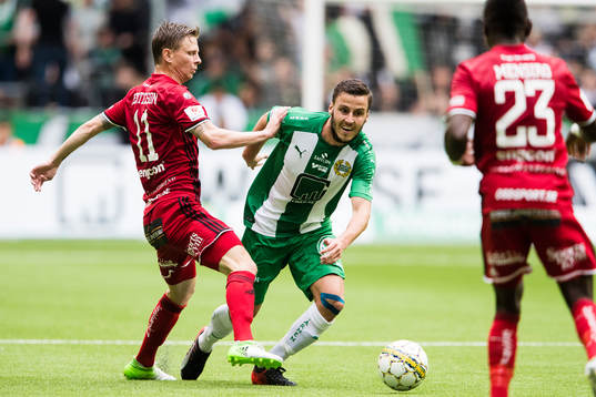 Östersunds Johan Bertilsson i kamp om bollen med Hammarbys