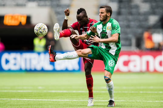 Östersunds Samuel Mensiro i kamp om bollen med Hammarbys