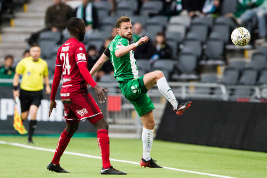 Östersunds Ronald Mukiibi och Hammarbys Arnór Smárason