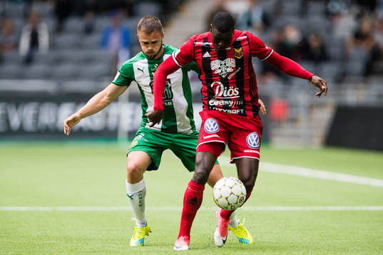 Hammarbys Mats Solheim i kamp om bollen med Östersunds Ken