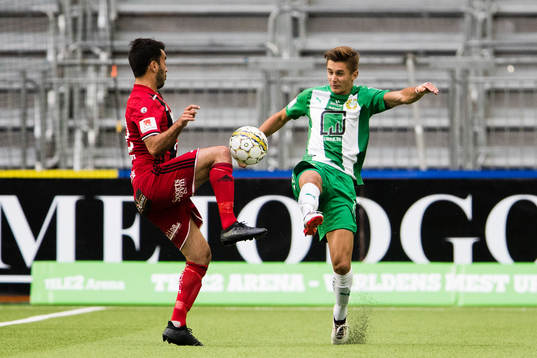 Östersunds Brwa Nouri i kamp om bollen med Hammarbys Leo
