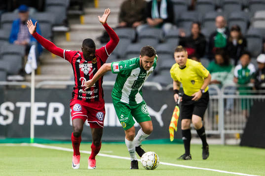 Östersunds Ken Sema i kamp om bollen med Hammarbys Jeppe