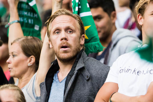 Hammarby Handbolls tränare Kalle Matsson på läktaren