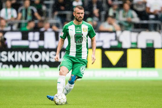 Hammarbys Mads Fenger Nielsen med bollen