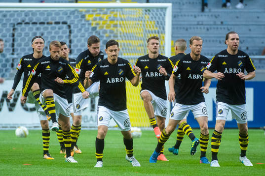 s spelare värmer upp före fotbollsmatchen i Allsvenskan