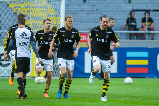 s spelare värmer upp före fotbollsmatchen i Allsvenskan