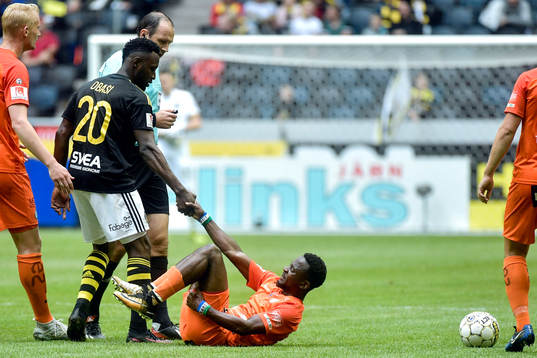 s Chinedu Ogbuke Obasi hjälper upp AFC Eskilstunas Mohamed