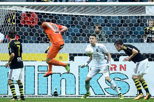 AFC Eskilstunas Simon Alexandersson har en farlig nick mot