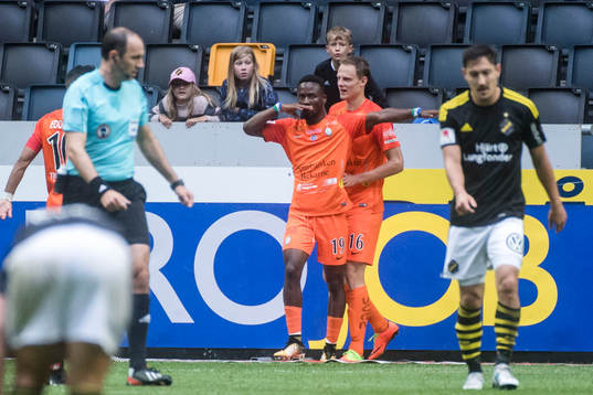 AFC Eskilstunas Mohamed Buya Turay jublar