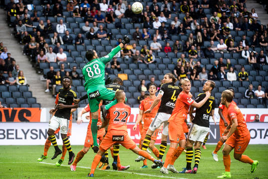 AFC Eskilstunas Målvakt Alireza Haghighi i en kollision