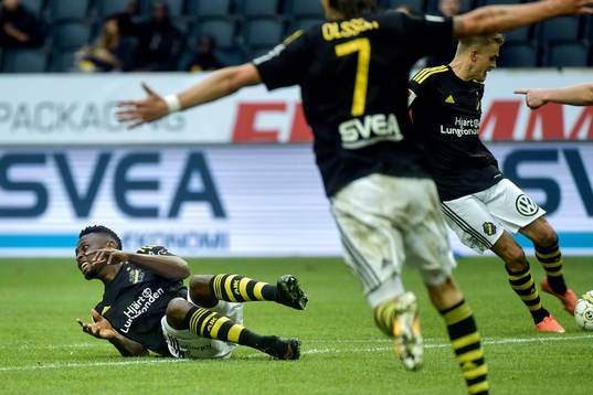 s Chinedu Ogbuke Obasi vädjar till domaren