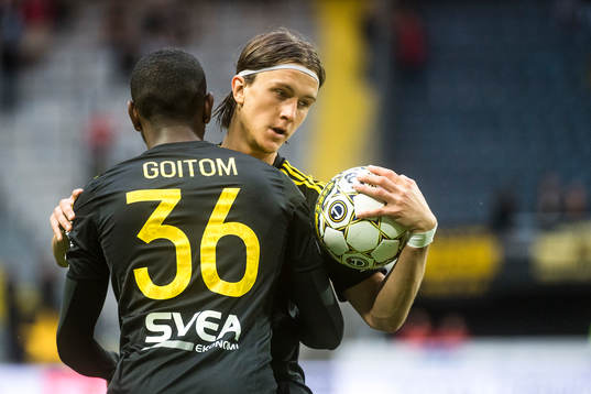 s Kristoffer Olsson jublar med Henok Goitom