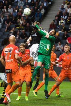 s Nils-Eric Johansson i en luftduell med AFC Eskilstunas
