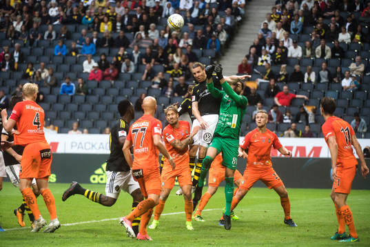 s Nils-Eric Johansson i en luftduell med AFC Eskilstunas