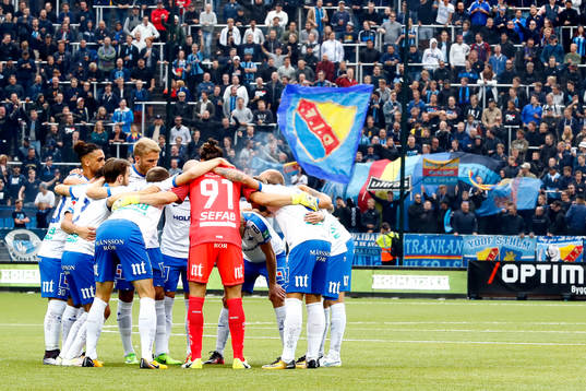 NorrkÖpings spelare gÖr sig redo infÖr fotbollsmatchen i
