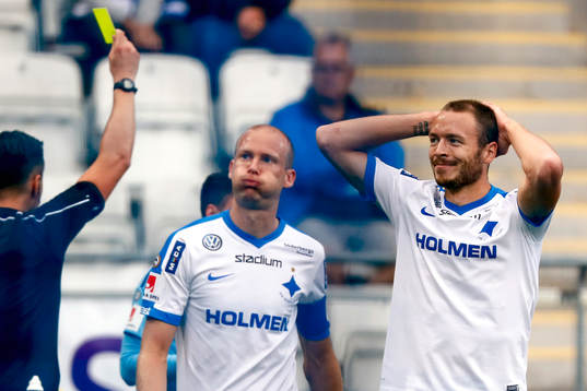 Norrköpings Jon Gudni Fjoluson får en varning av domare