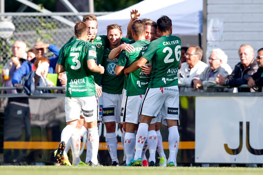 Jönköpings Tommy Thelin jublar med lagkamrater