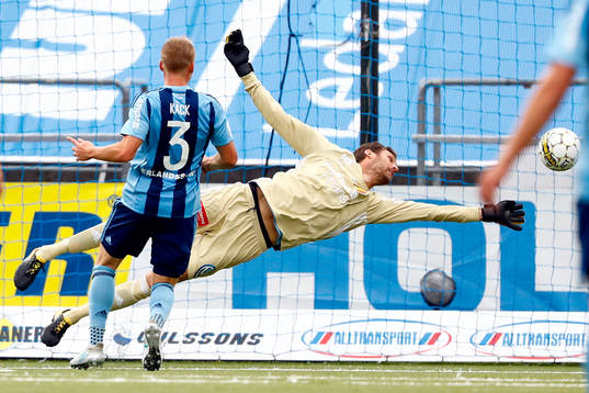 Djurgårdens målvakt Andreas Isaksson räddar