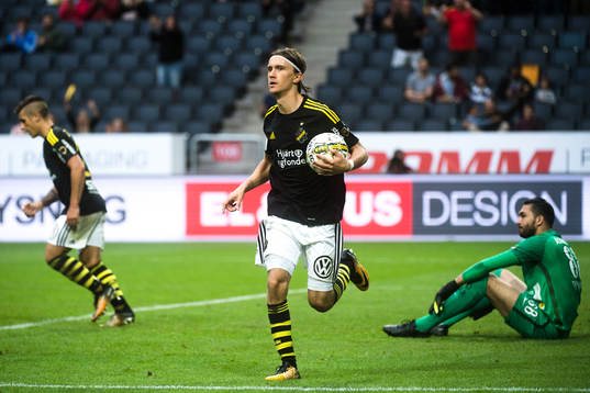 s Kristoffer Olsson jublar