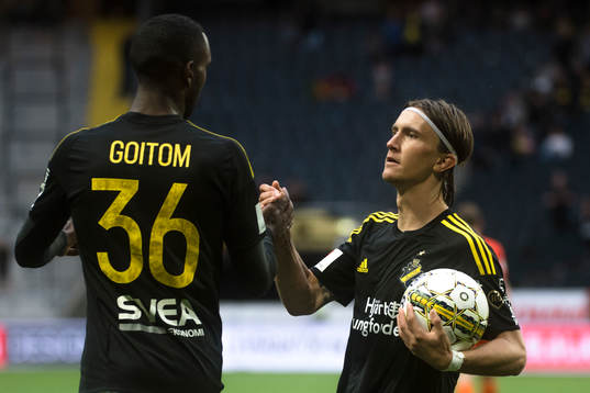 s Kristoffer Olsson jublar med Henok Goitom