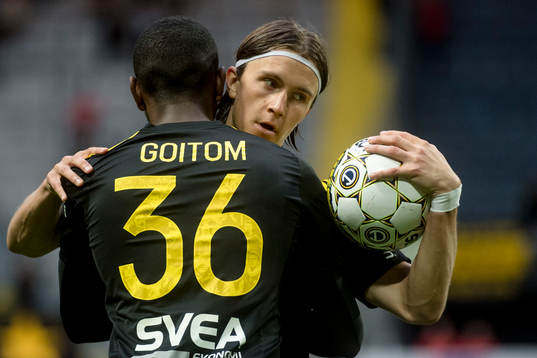 s Kristoffer Olsson jublar med Henok Goitom