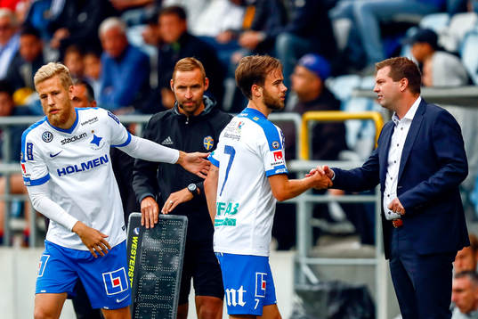Norrköpings Andreas Blomqvist går av planen med