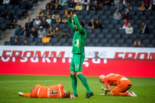AFC Eskilstunas Målvakt Alireza Haghighi signalerar