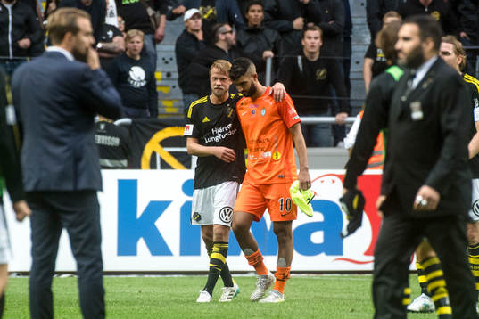 s Daniel Sundgren och AFC Eskilstunas Omar Eddahri  deppar