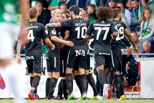 Örebros Nordin Gerzic jublar med lagkamrater
