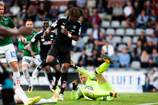 Örebros Kennedy Igboananike utmanar Jönköpings målvakt
