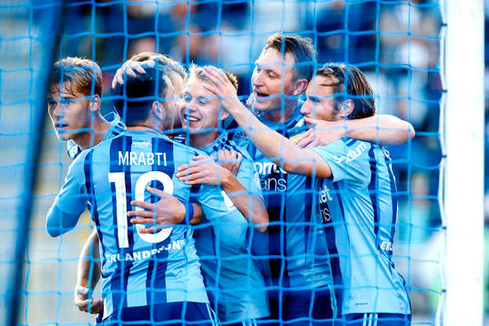 DjurgÄ•rdens Kerim Mrabti jublar med lagkamrater