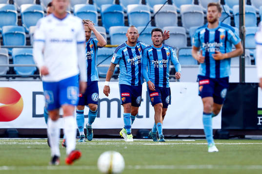 Djurgårdens Kerim Mrabti jublar med lagkamrater