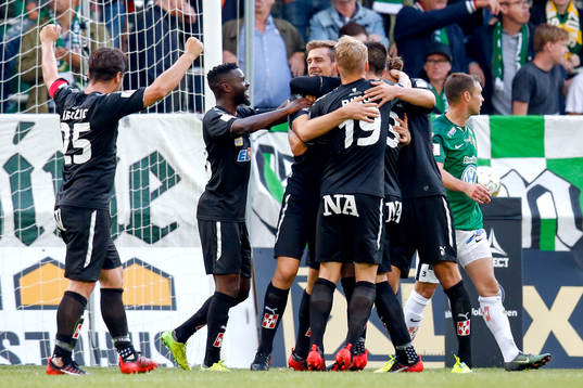 Örebros Filip Rogic jublar med lagkamrater