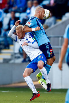 Norrköpings Karl Holmberg får en armbåge i huvudet av