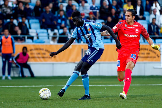 Djurgårdens Aliou Badji lurar Norrköpings målvakt David