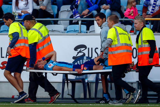 Djurgårdens Felix Beijmo bärs ut på bår