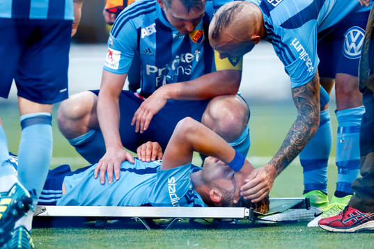 Djurgårdens Felix Beijmo bärs ut på bår