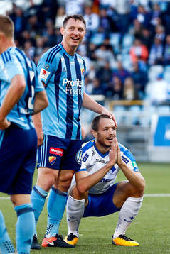 Norrköpings Jon Gudni Fjoluson klappas om av Djurgårdens