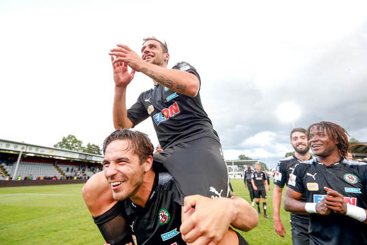 Örebros Nordin Gerzic och Filip Rogic jublar