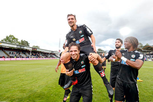 Örebros Nordin Gerzic och Filip Rogic jublar