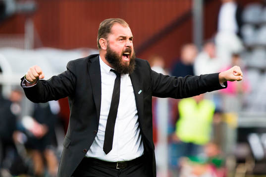 Örebros tränare Alexander Axén jublar