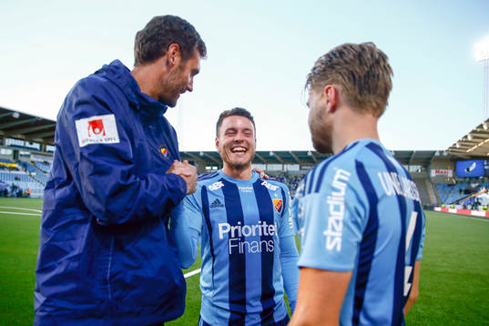 Djurgårdens Kerim Mrabti blir omkramad av målvakt Andreas