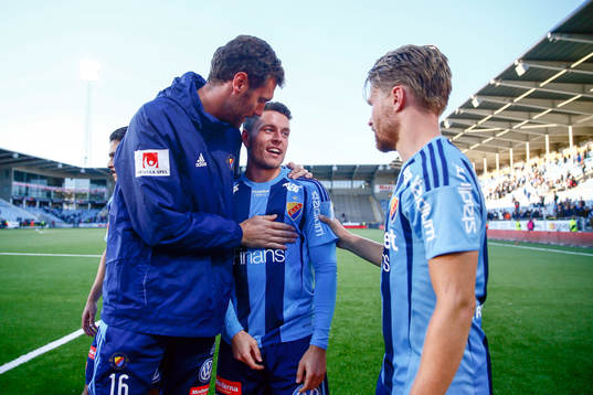 Djurgårdens Kerim Mrabti blir omkramad av målvakt Andreas