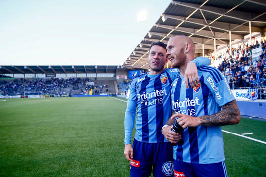 Djurgårdens Kerim Mrabti och Magnus Eriksson jublar