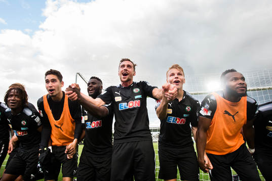Örebros Filip Rogic jublar