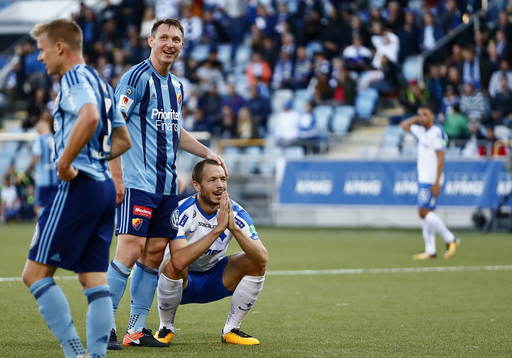 Djurgårdens Kim Källström klappar Norrköpings Jón