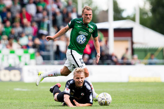 Örebros Sebastian Ring ramlar i en duell med Jönköpings