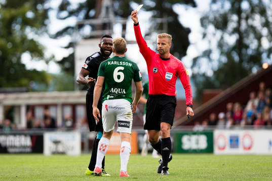 Jönköpings Stefan Karlsson blir varnad av domaren Glenn