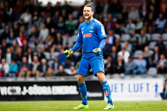 Örebros målvakt Oscar Jansson jublar
