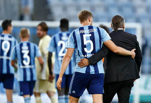 Jubel med Djurgårdens Niklas Gunnarsson och tränare